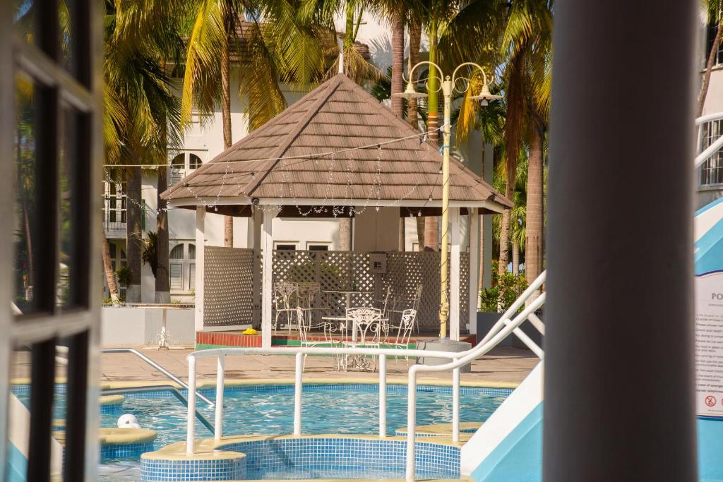 Czar's Oasis Apt B27 @ Ocho Rios photo 2