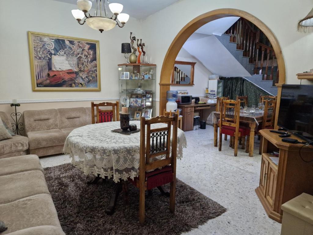 Saracini's Homestay - 156, Emerald photo 3