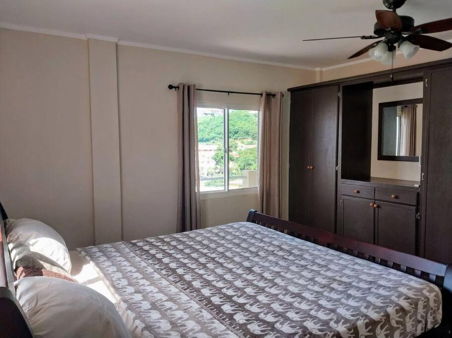 2BR apt near restaurant, beach, nightlife & convenience store