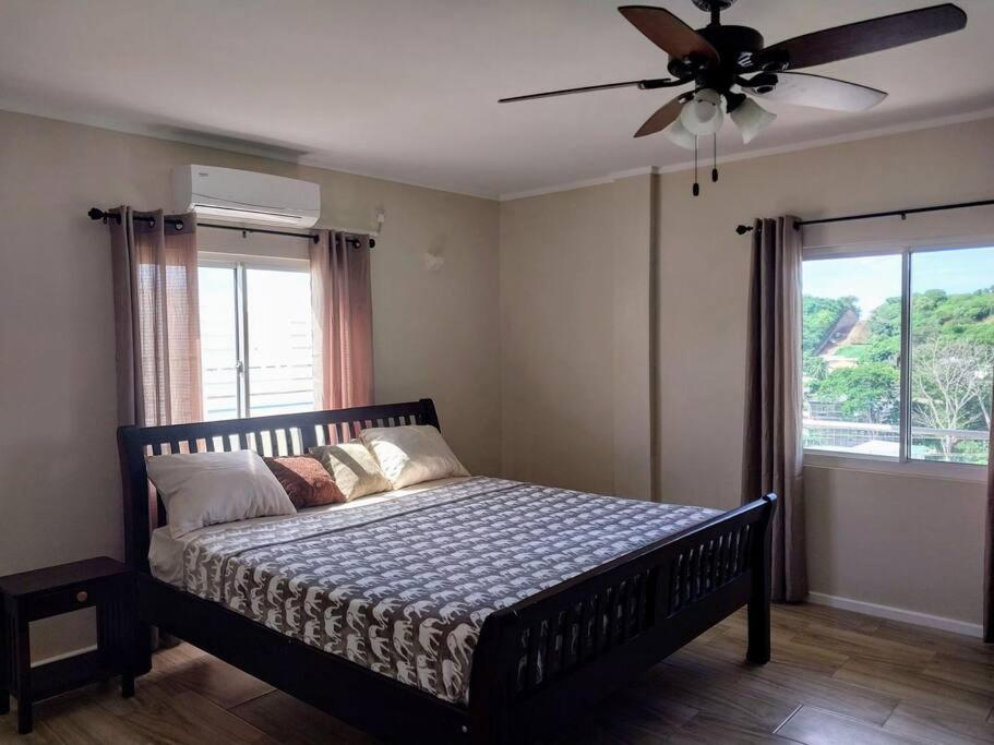 2BR apt near restaurant, beach, nightlife & convenience store photo 1