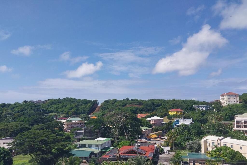 2BR apt near restaurant, beach, nightlife & convenience store photo 2