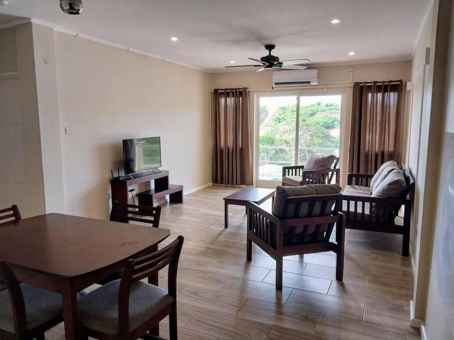2BR apt near restaurant, beach, nightlife & convenience store photo 4