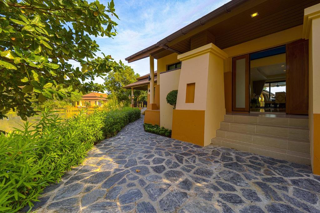 Luxury 5 Bedroom Villa Close to Beach SRS, Hua Hin