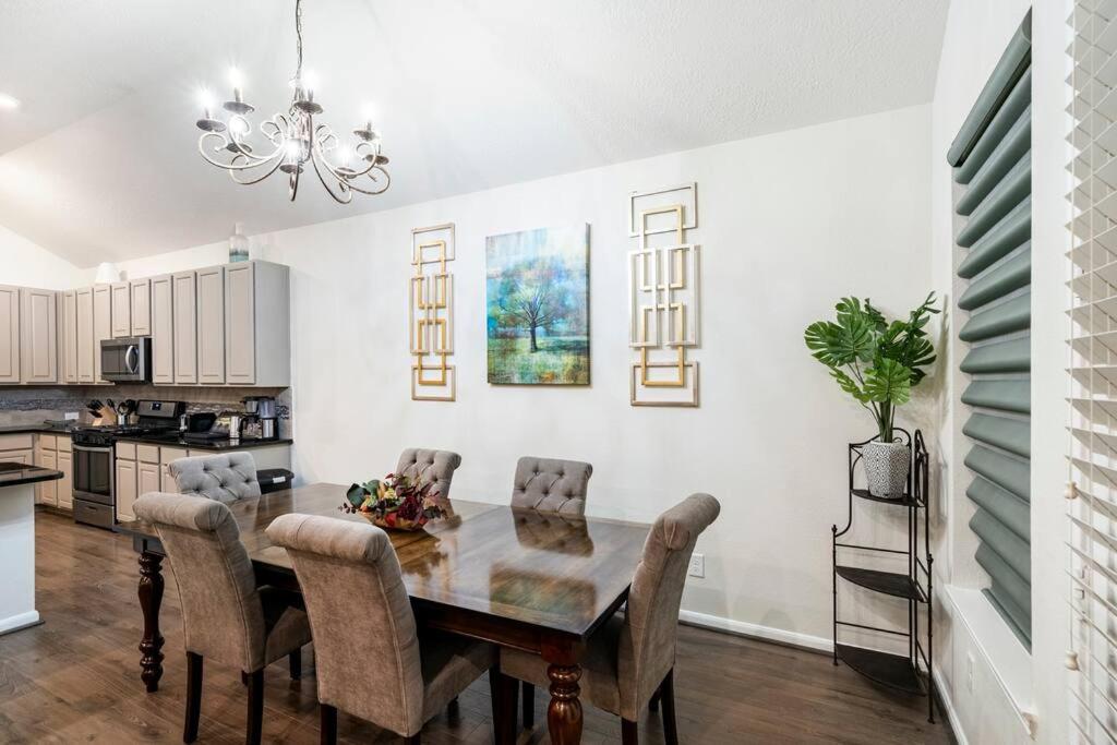 Spacious long stay family home in Kingwood/Humble photo 4