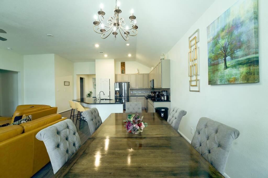 Spacious long stay family home in Kingwood/Humble photo 3