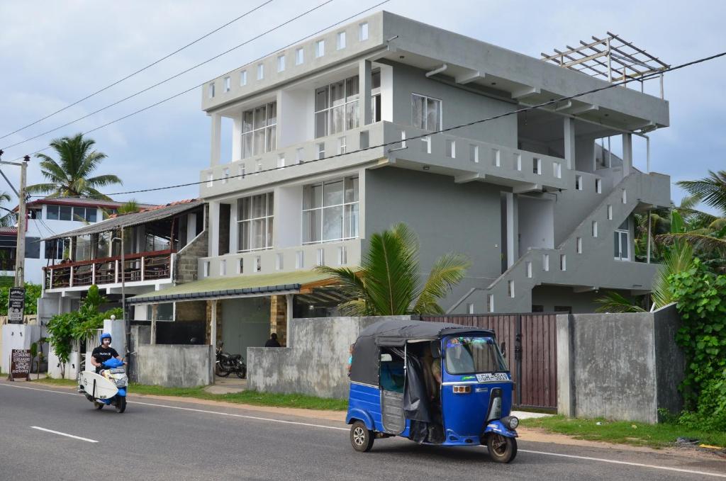 The Stables Hotel Midigama photo 2