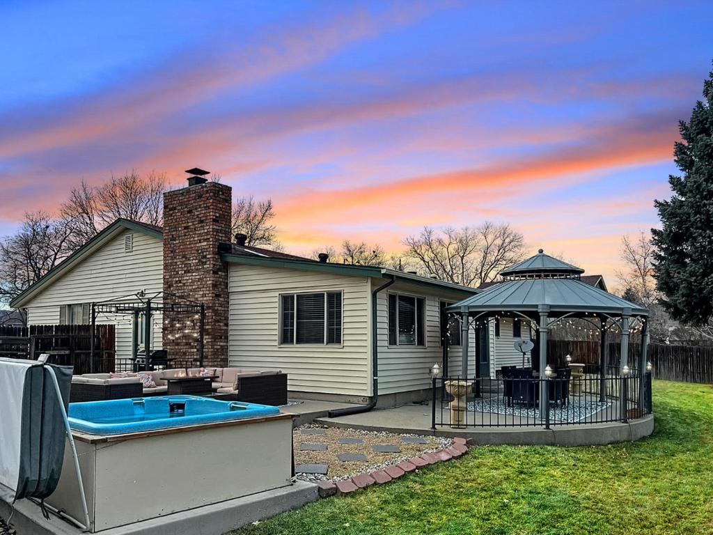 ᨒFIREHAUSᨒHotTubᨒCinemaᨒBBQᨒBadmintonᨒGames photo 2
