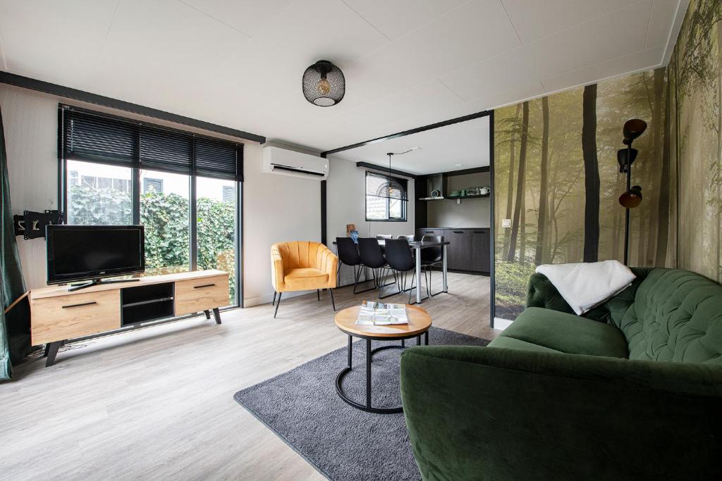 20, Nestled in the woods, Big Chalet and Garden!