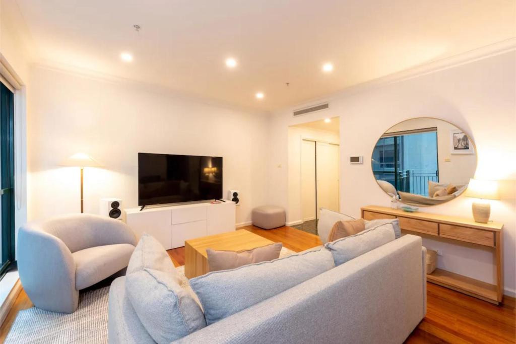 Spacious 3-bed Unit in Melbourne CBD w Pool & Gym photo 1