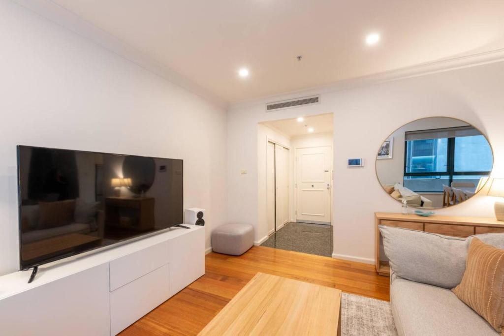 Spacious 3-bed Unit in Melbourne CBD w Pool & Gym photo 2