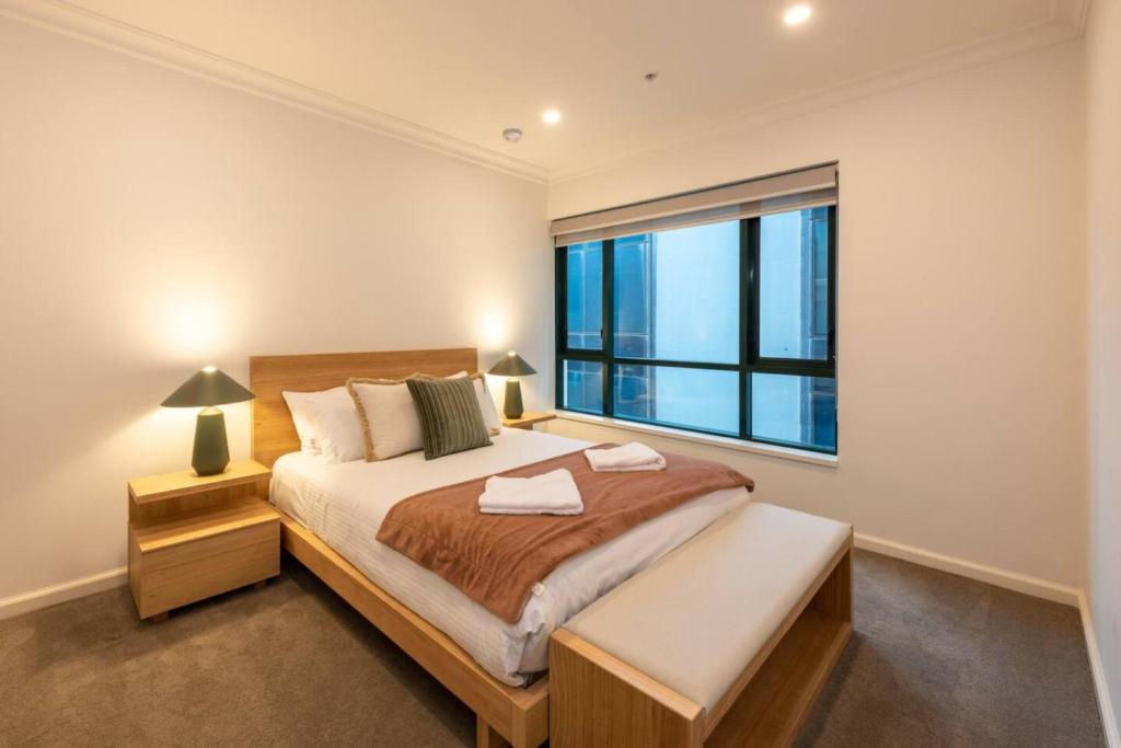 Spacious 3-bed Unit in Melbourne CBD w Pool & Gym photo 4
