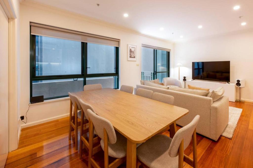 Spacious 3-bed Unit in Melbourne CBD w Pool & Gym photo 3