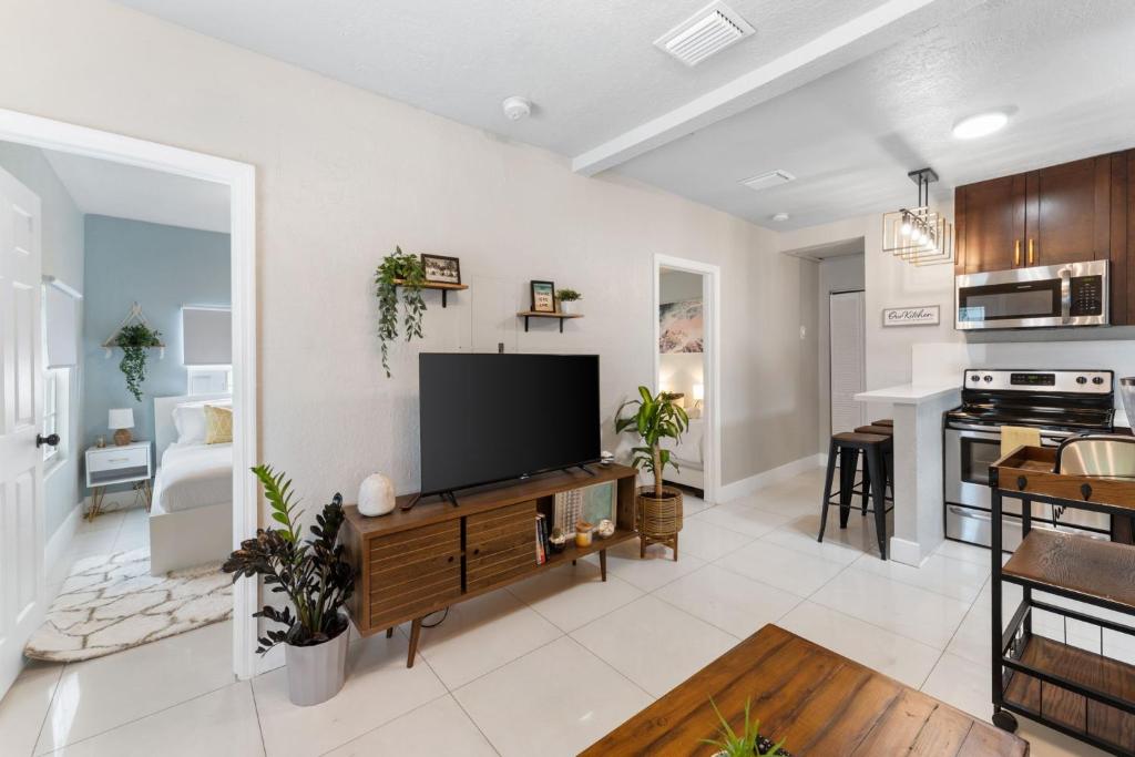 Cozy 2 Bedroom home w/Gated parking, Patio & W/D image