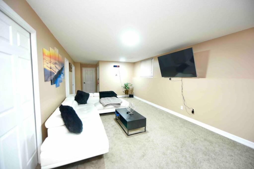Adorable Spacious Inn with Indoor fireplace photo 3
