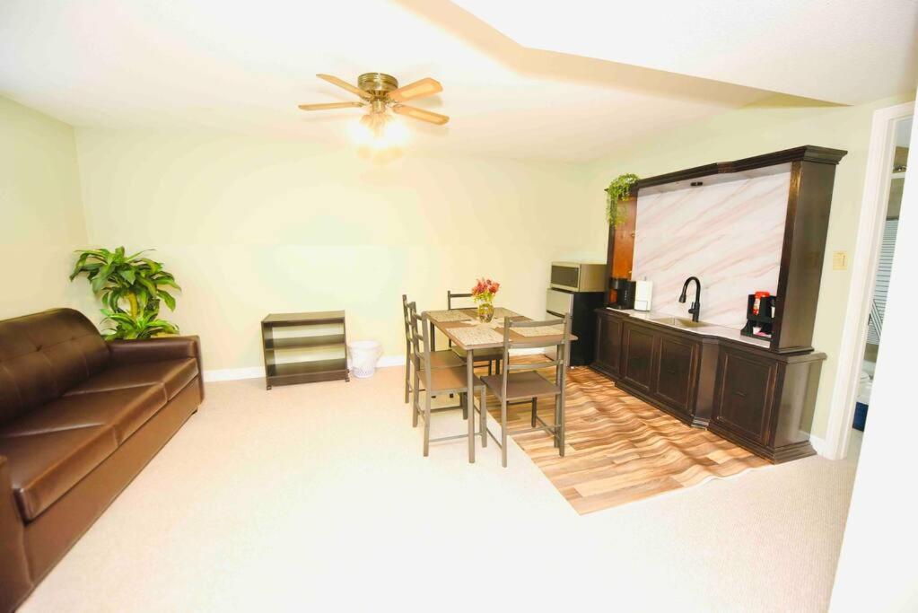 Adorable Spacious Inn with Indoor fireplace photo 4