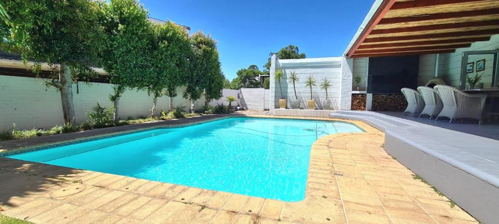 Central Stellenbosch Home (4 bed, pool & inverter) photo 4