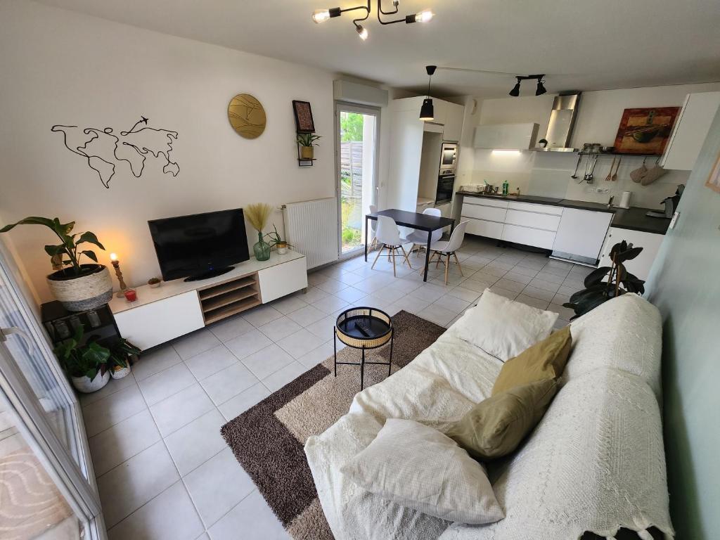 Appt 2 chambres au calme - jardin privé - Metro D, Eurexpo, Groupama Stadium