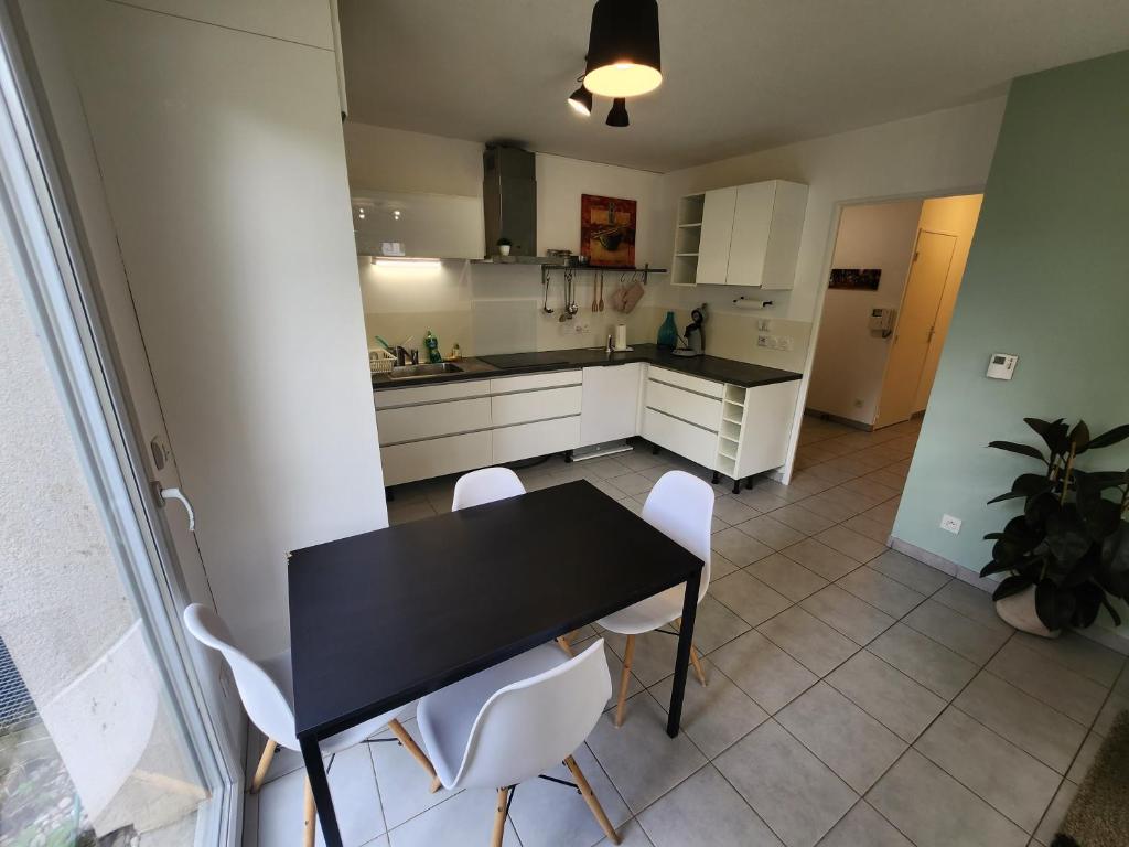 Appt 2 chambres au calme - jardin privé - Metro D, Eurexpo, Groupama Stadium photo 1