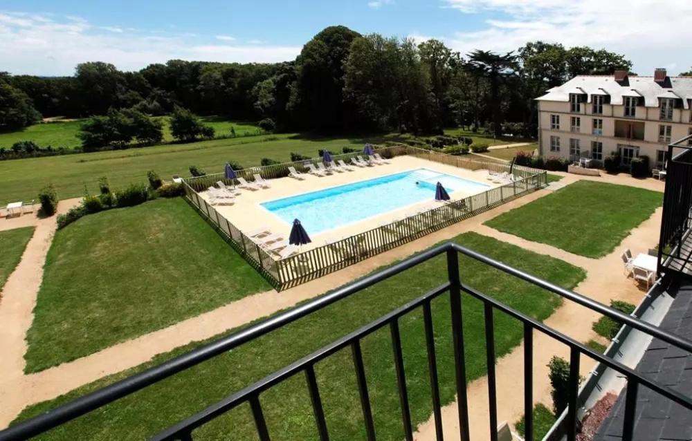 Kergonano - Parking privé et piscine photo 2