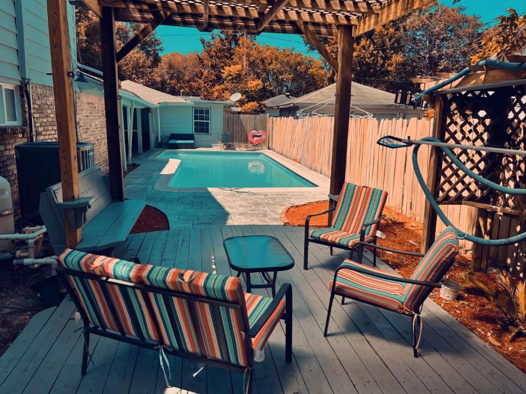 Home for summer with pool, pool table, outdoor kitchen,patio and balcony image