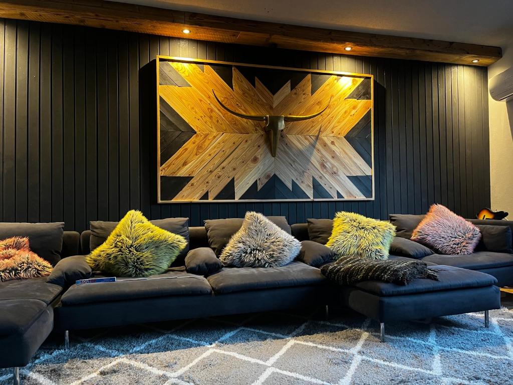 DMG - 'Funky First Floor' Unique Mountain Apartment photo 3
