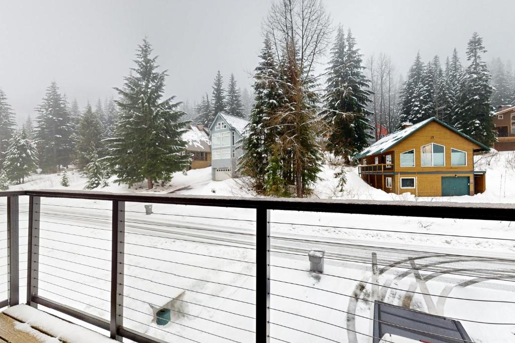 SnowTop Manor photo 2