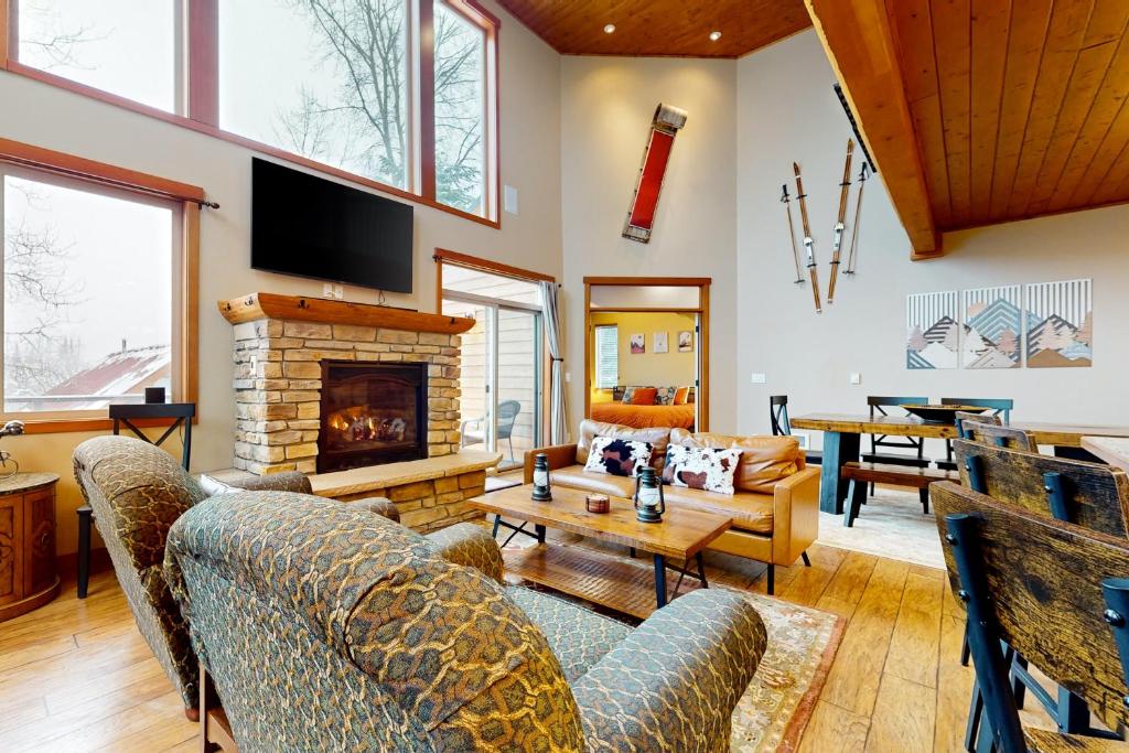 SnowTop Manor photo 3