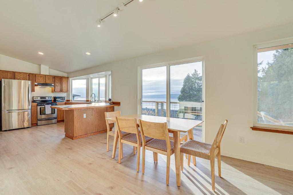 Port Townsend Escape with Deck, Bay and Mountain Views photo 1