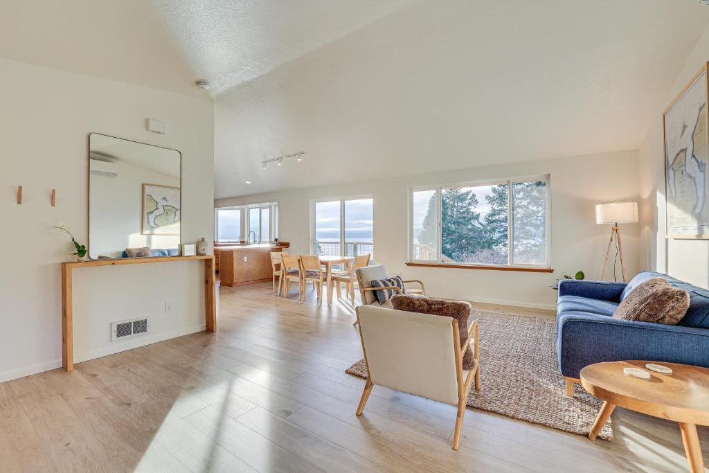 Port Townsend Escape with Deck, Bay and Mountain Views photo 3