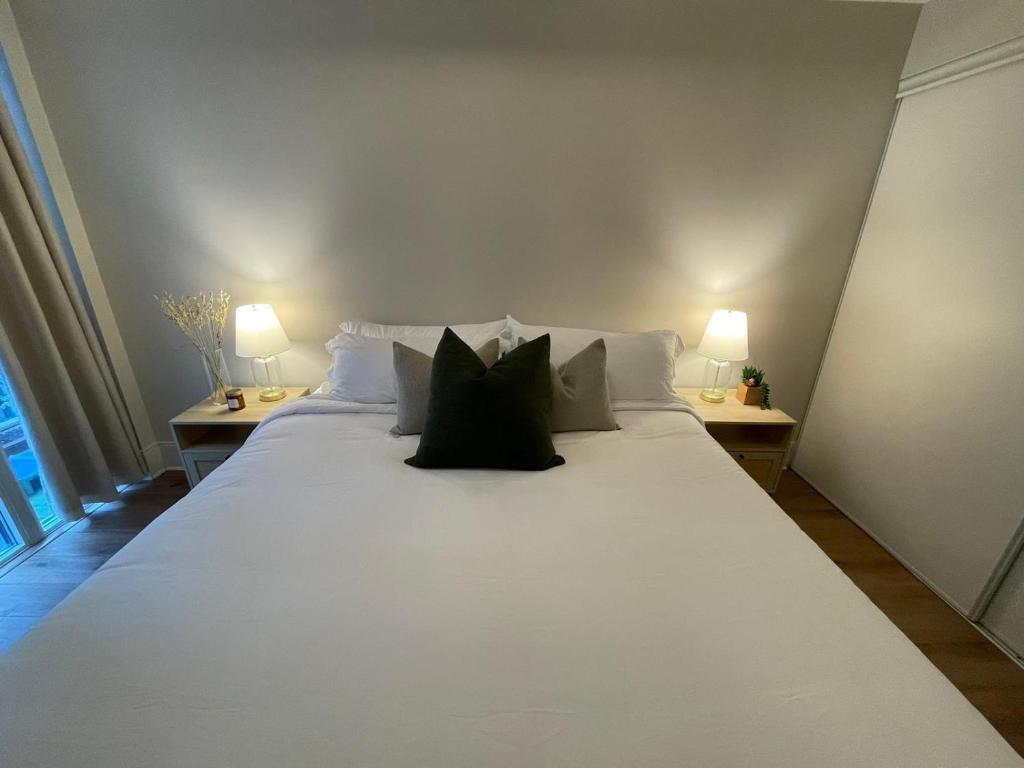 Cozy & charming Downtown condo! photo 1
