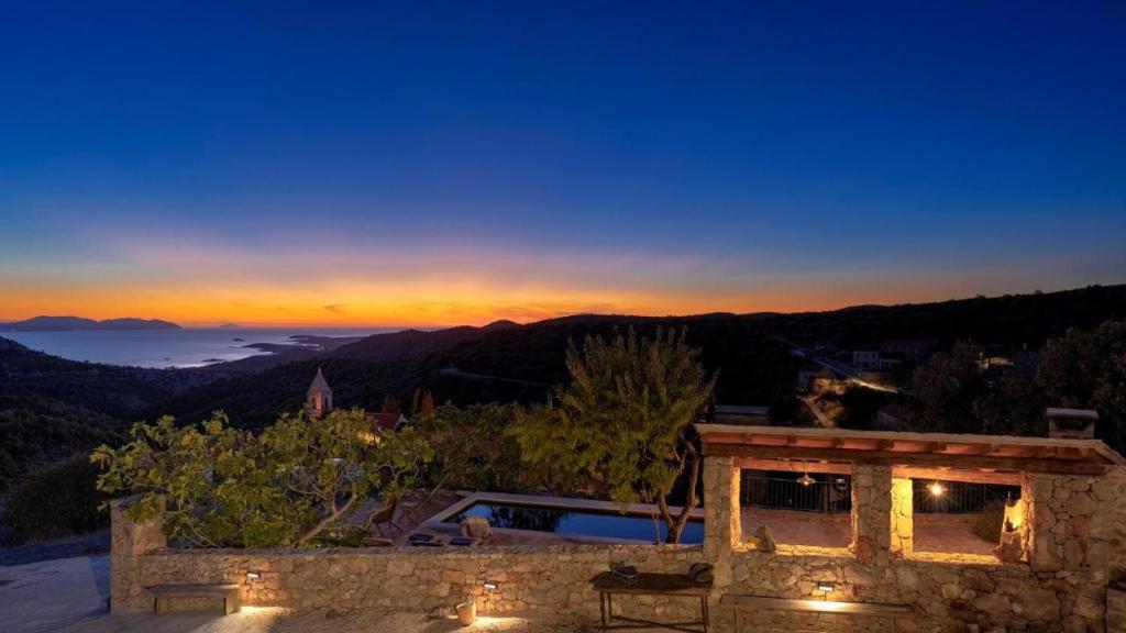 Peaceful & Secluded Retreat House Kod Kapetana Hvar III photo 1
