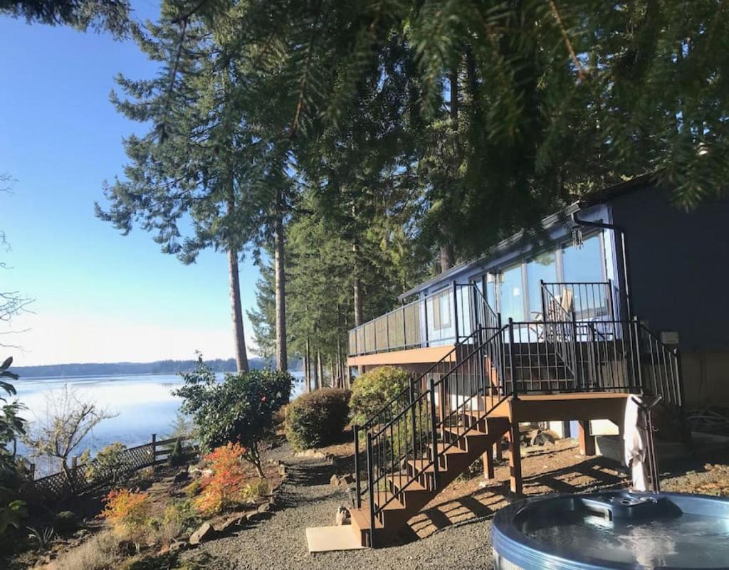 Beautiful Waterfront Retreat
