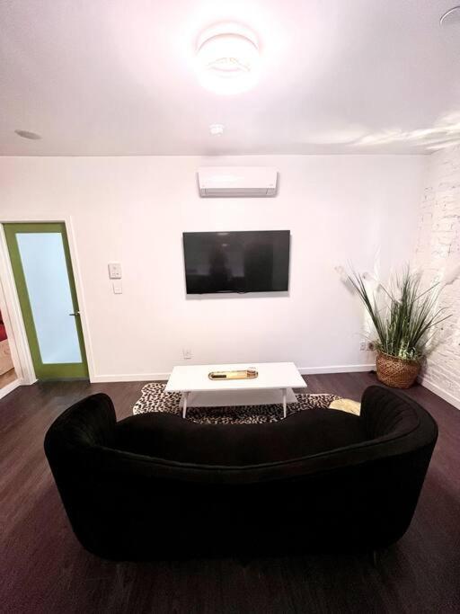 Beautiful 1 BR Art DECO Inspired photo 1