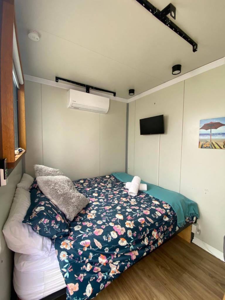 Beautiful tiny house with outdoor area- Only 5 minute walk to the beach! photo 4