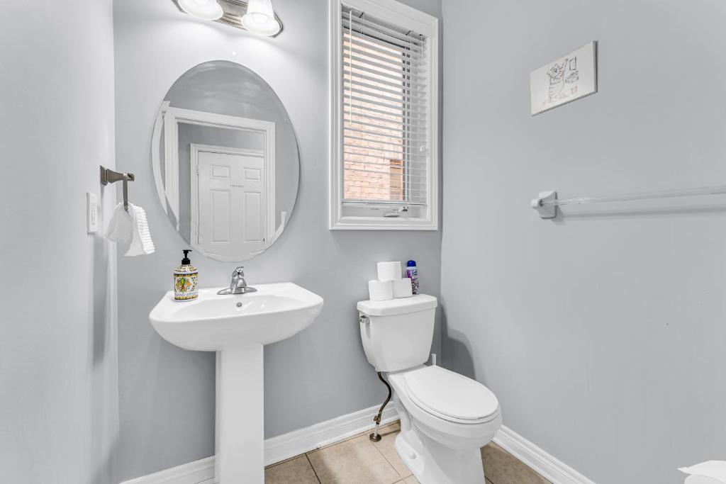 Charming Home with Airport and Toronto Nearby photo 1