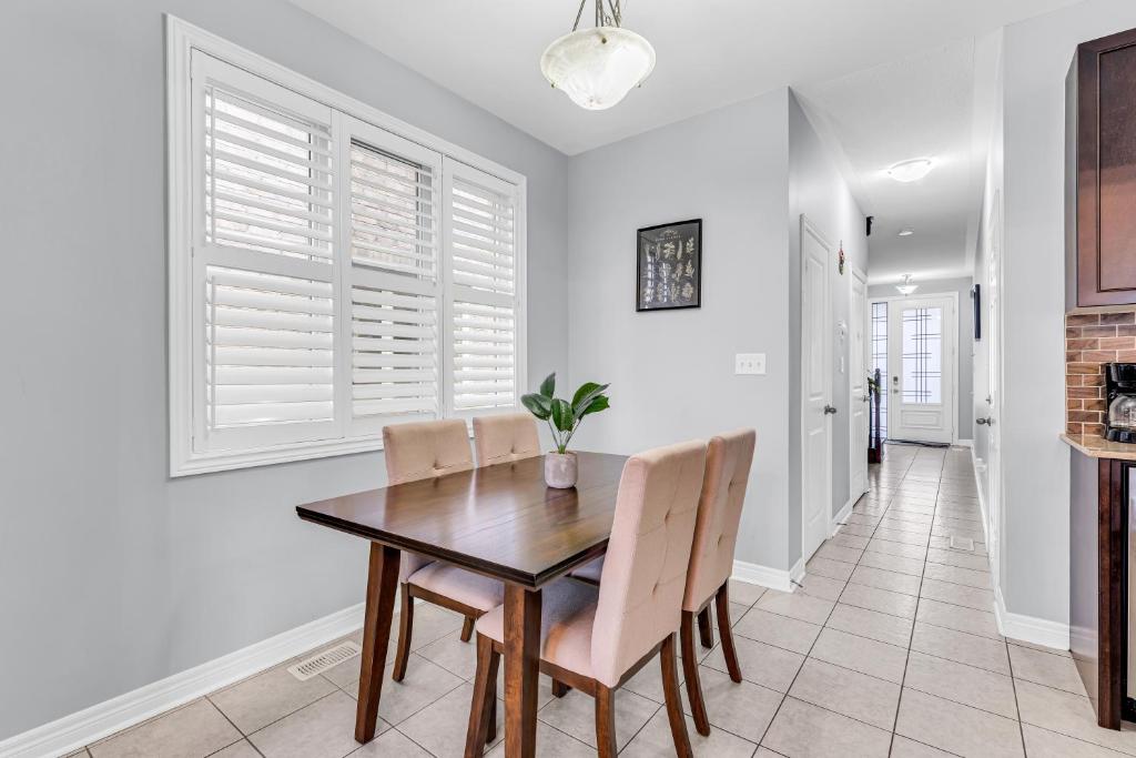 Charming Home with Airport and Toronto Nearby photo 2