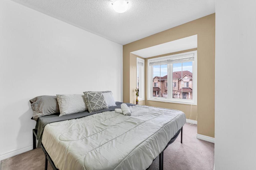 Charming Home with Airport and Toronto Nearby photo 3