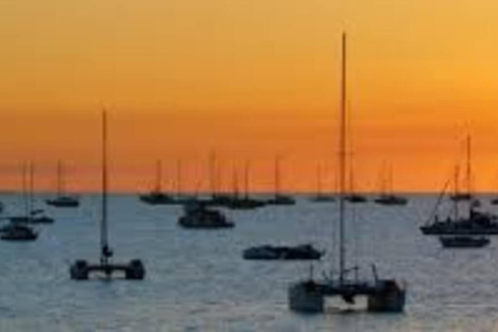 Spectacular Marina Views Apartment photo 4