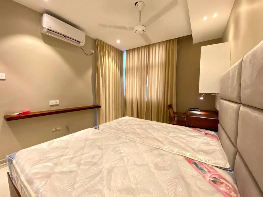 The Breeze- Urban Chic Apartment photo 3