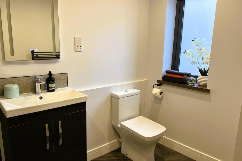 Unwind in Style, One-Bedroom Haven 1C Close to DMU - Tap to explore photos