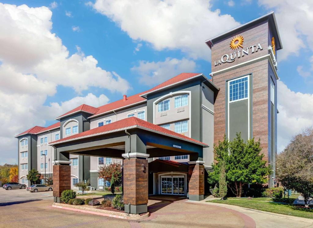 La Quinta Inn & Suites by Wyndham Fort Worth NE Mall image