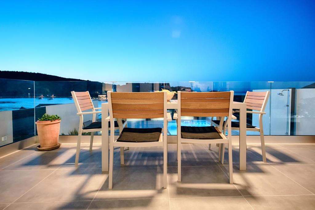 The Pool House Vis photo 3