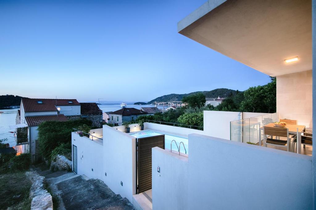 The Pool House Vis photo 2