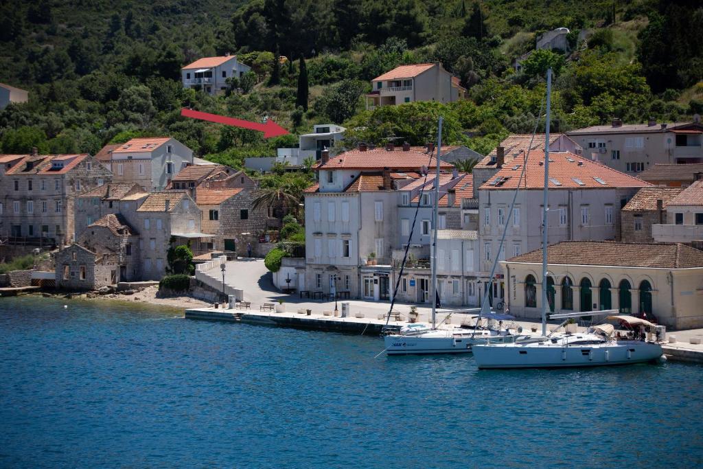 The Pool House Vis photo 1