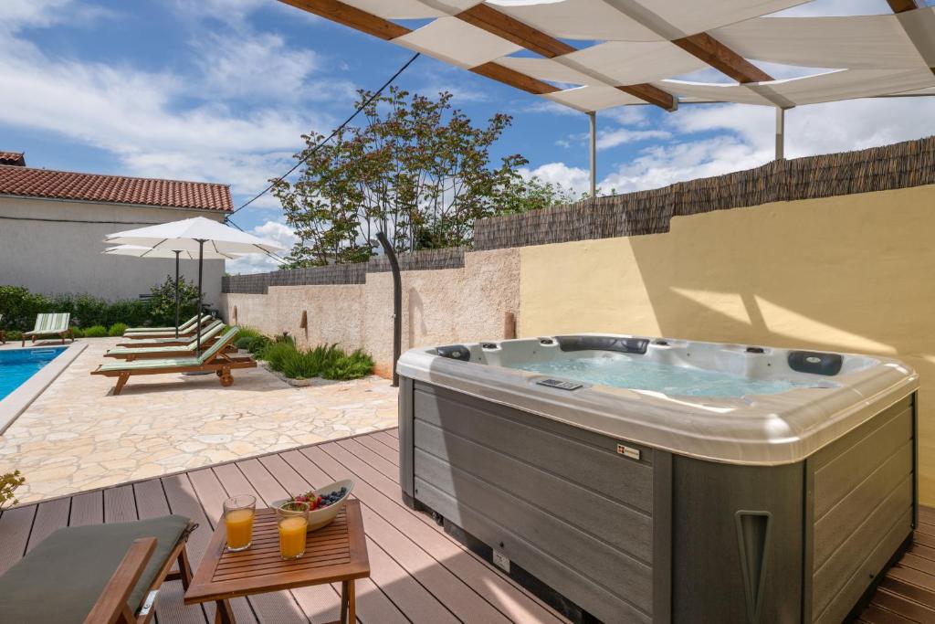 Villa Katja near Krnica with whirlpool only 3 km from the beach photo 2