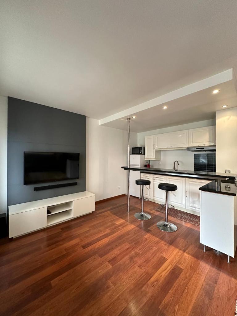 L'ATHOS - Appartement équipé - Entre Paris et Versailles - Haut débit photo 2