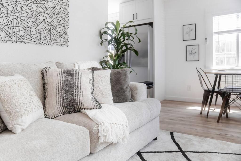 Cozy Private Home, 10-min From DT, Beach & Parks image