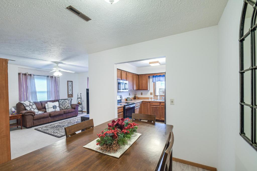 Welcoming Condo in Davenport Central Location! photo 1