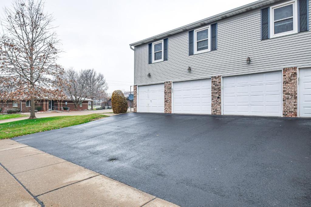 Welcoming Condo in Davenport Central Location! photo 2
