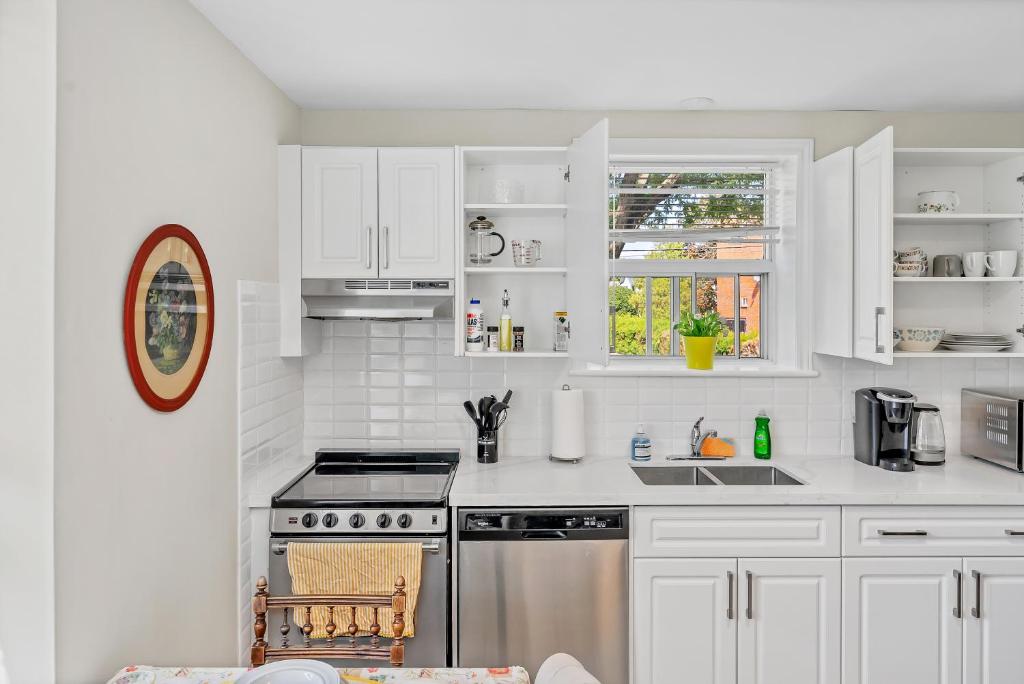 The Magnolia - Newly Renovated and Beautifully Furnished 2 Bedroom Apartment photo 3